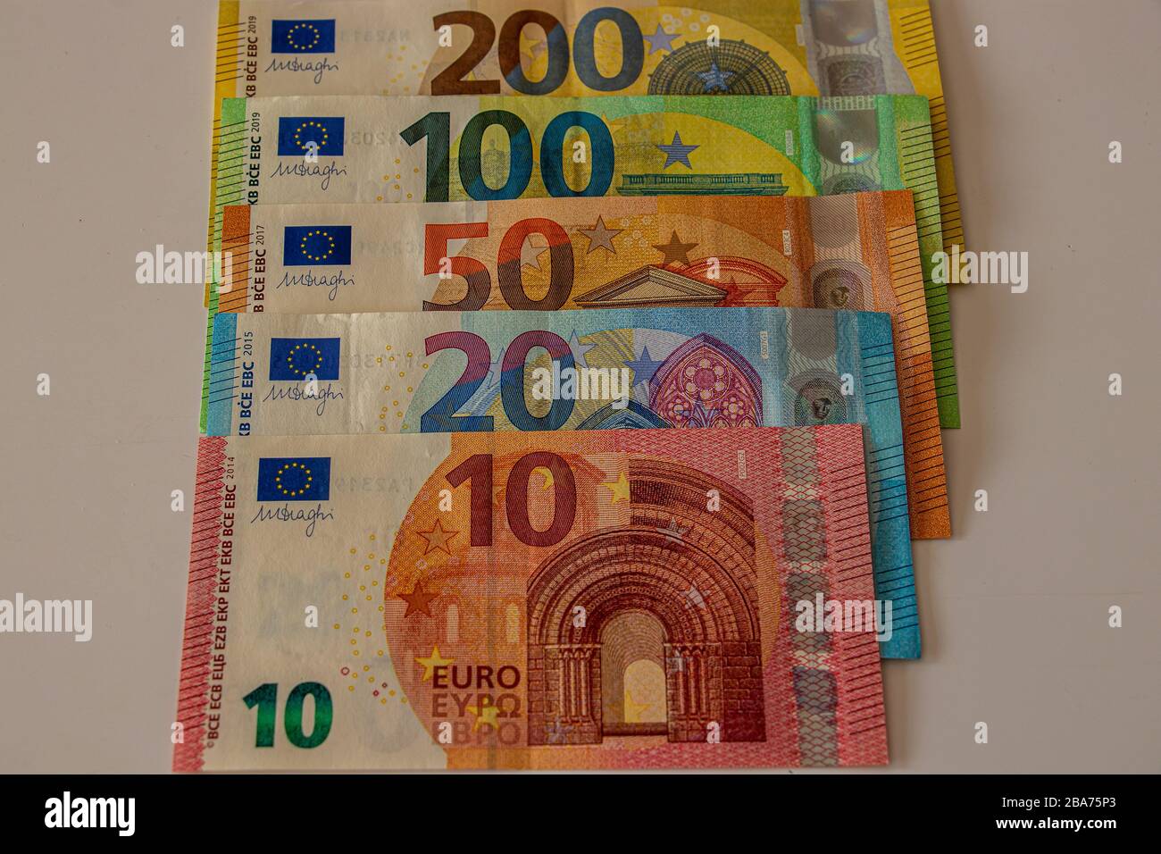 Pile de billets de 200 euros Banque de photographies et d’images à ...