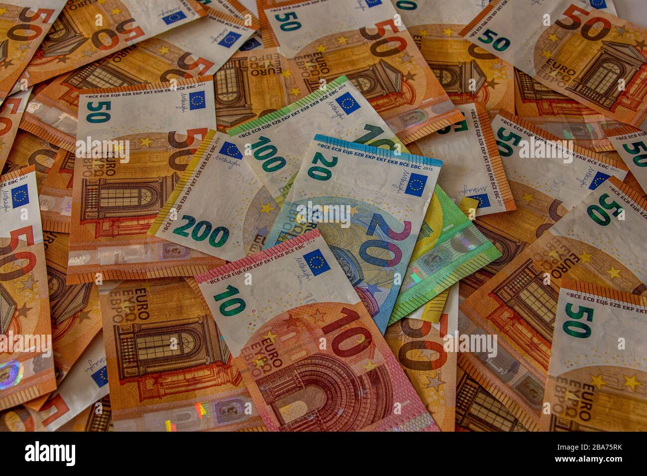 Pile de billets de 200 euros Banque de photographies et d’images à ...