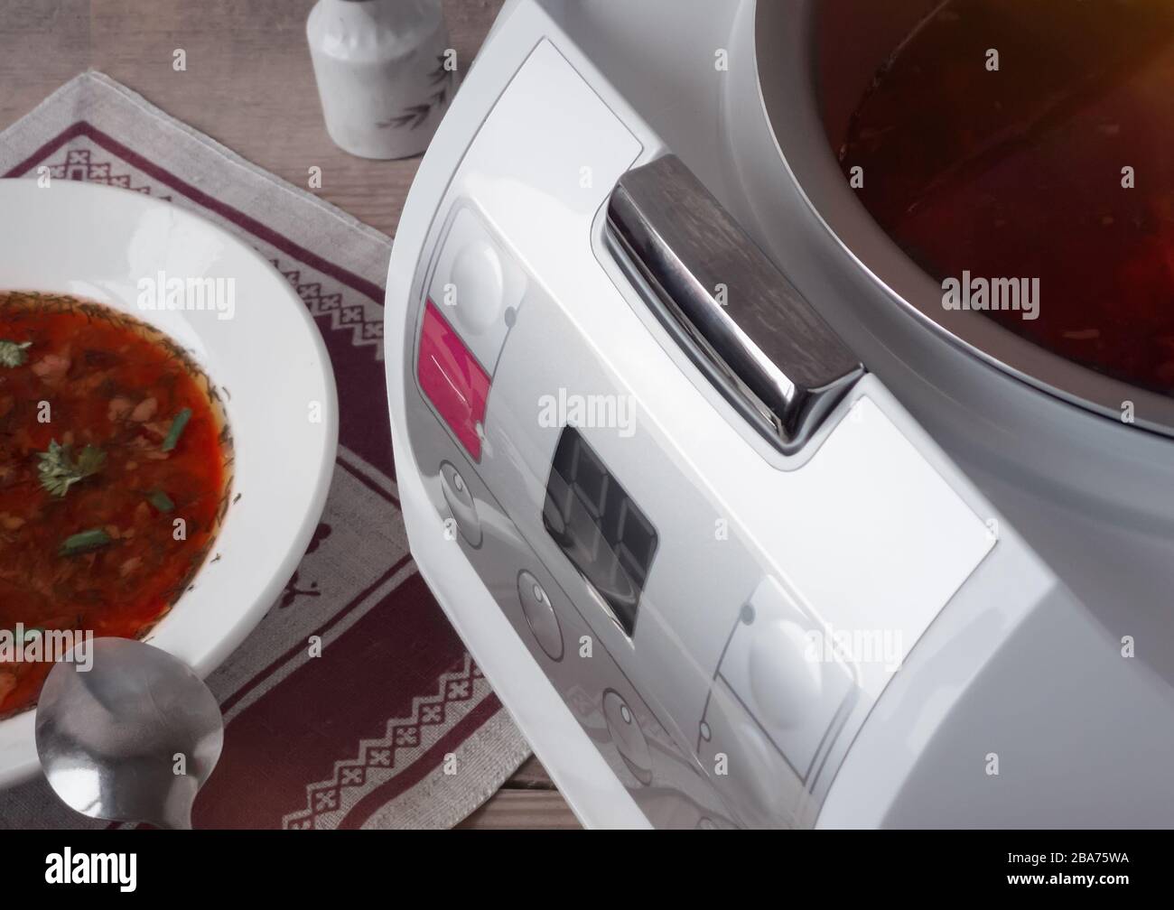 Le délicieux borscht ukrainien est cuit dans une cuisinière lente Banque D'Images