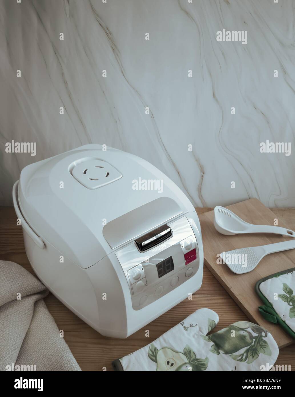 Cuisinière électrique moderne et un ensemble d'accessoires de cuisine Banque D'Images