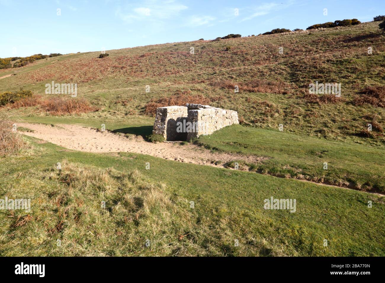 Un Poste D Observation En Pierre A Distance Construit Dans La Base D Une Vallee Discretement Cachee Et Difficile A Remarquer De L Une Ou L Autre Extremite De La Vallee Photo Stock Alamy