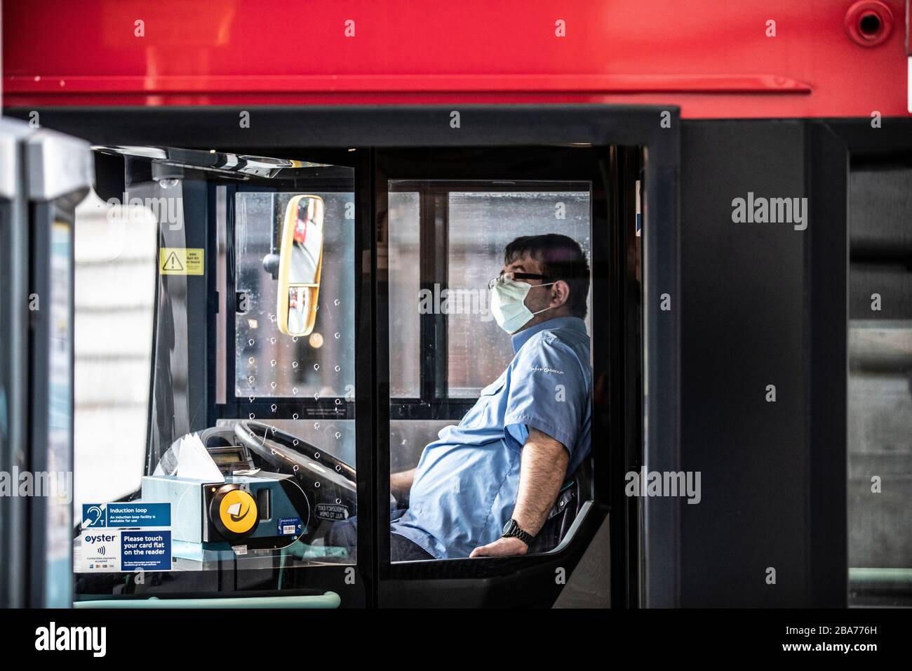 Les « principaux travailleurs » de Londres sur la première ligne de la pandémie de coronavirus, 25 mars 2020. Regents Street, Londres, Angleterre, Royaume-Uni un chauffeur de bus londonien prend une pause pendant son service alors qu'il était assis dans la cabine de son bus à impériale sur Regent Street pendant qu'il continue à travailler pendant la pandémie de Coronavirus qui a causé un verrouillage dans la capitale et dans tout le reste du Royaume-Uni à ralentissez la propagation de la diesfacilité. Crédit : Jeff Gilbert/Alay Live News Banque D'Images