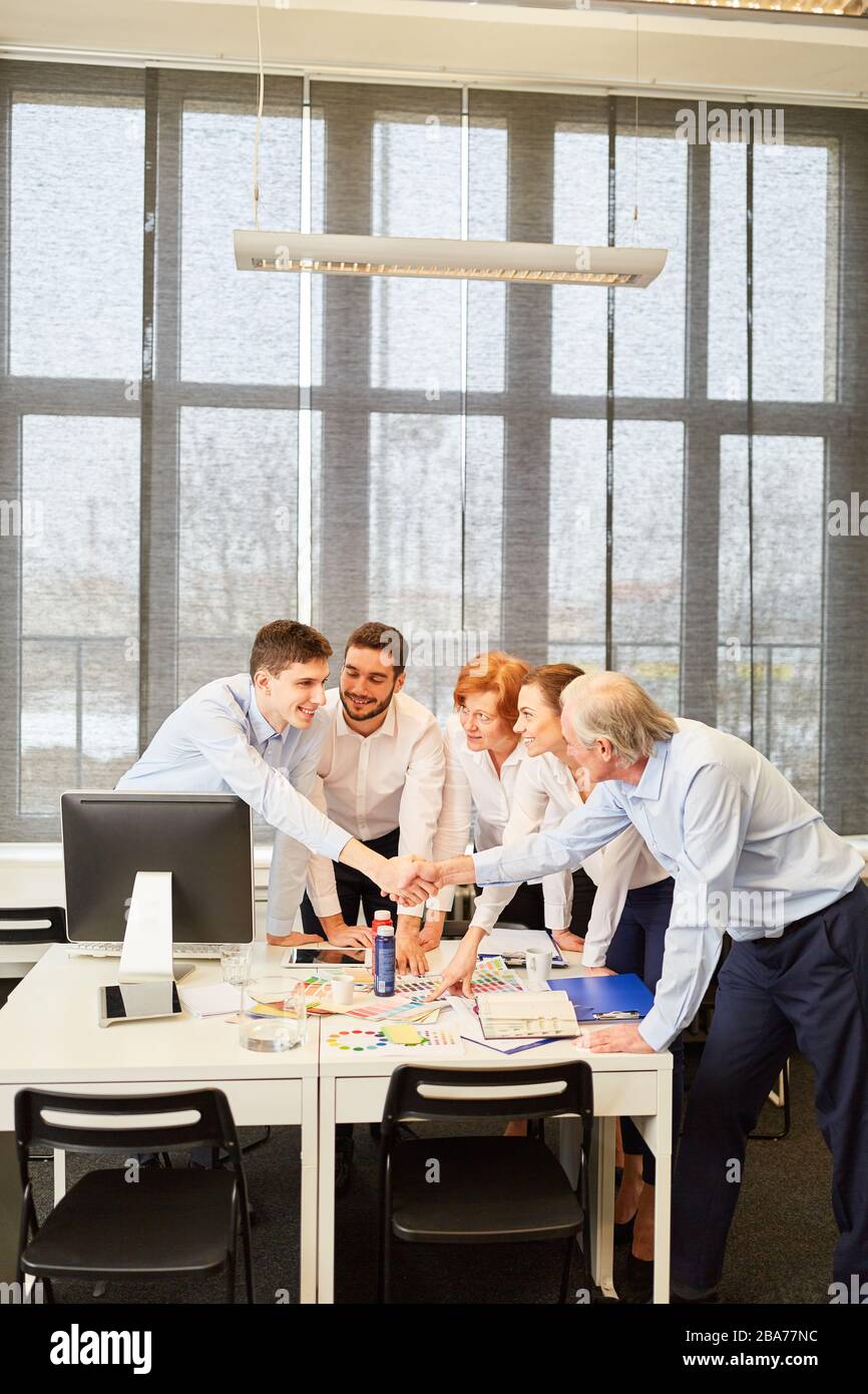 Équipe de démarrage créative donnant une poignée de main au bureau Banque D'Images