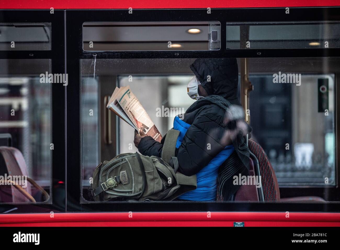 Les « principaux travailleurs » de Londres sur la première ligne de la pandémie de coronavirus, 25 mars 2020. Regents Street, Londres, Angleterre, Royaume-Uni un travailleur clé voyage dans un bus à impériale dans le West End comme il continue à travailler pendant la pandémie de Coronavirus qui a causé un verrouillage dans la capitale et dans tout le reste du Royaume-Uni pour ralentir la propagation de la diesfacilité. Crédit : Jeff Gilbert/Alay Live News Banque D'Images