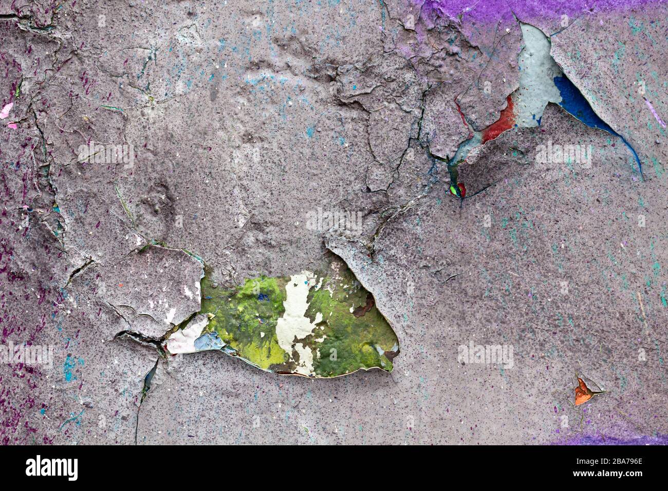 Texture de surface avec peinture grise et fissures sur la paroi en béton. Pour les arrière-plans abstraits. Allemagne Banque D'Images