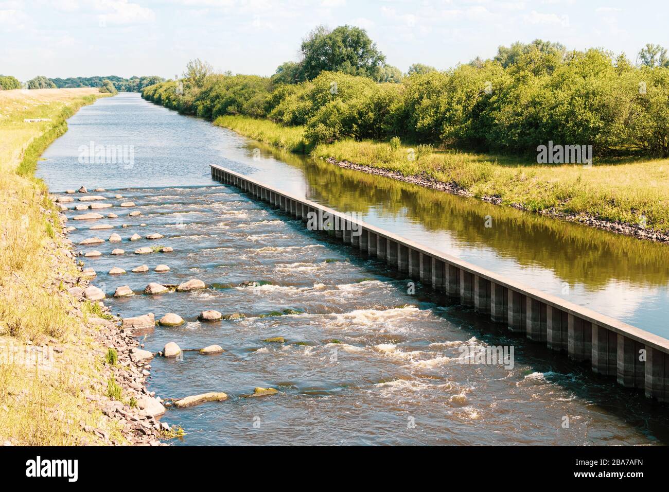 Parc de la biosphère de l'UNESCO paysage fluvial Elbe, échelle de poissons dans le ruisseau Sude, Boizenburg, Allemagne. Banque D'Images