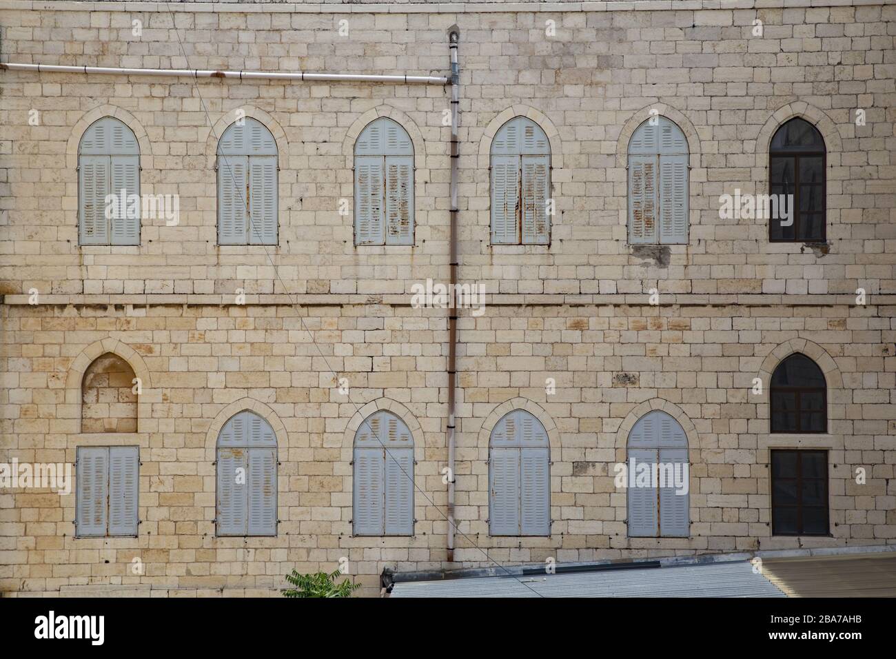 Vieux bâtiments avec fenêtres voûtées à Jérusalem, Israël Banque D'Images