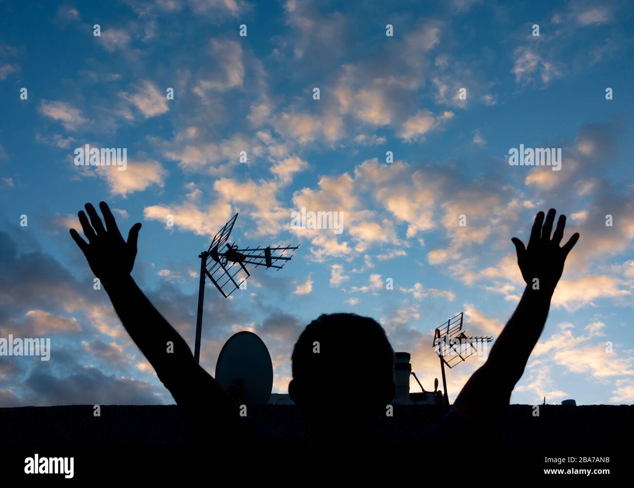 Las Palmas, Grande Canarie, îles Canaries, Espagne. 26 mars 2020. Un homme fait du yoga au lever du soleil sur le toit-terrasse du bâtiment d'appartements sur Gran Canaria alors que l'Espagne continue avec son maintien strictement imposé. Le mercredi 25 mars, l'Espagne a enregistré son plus grand nombre de morts de Coronavirus sur une période de 24 heures (738). Le nombre total de morts en Espagne dépasse désormais la Chine. Crédit: Alan Dawson/Alay Live News Banque D'Images