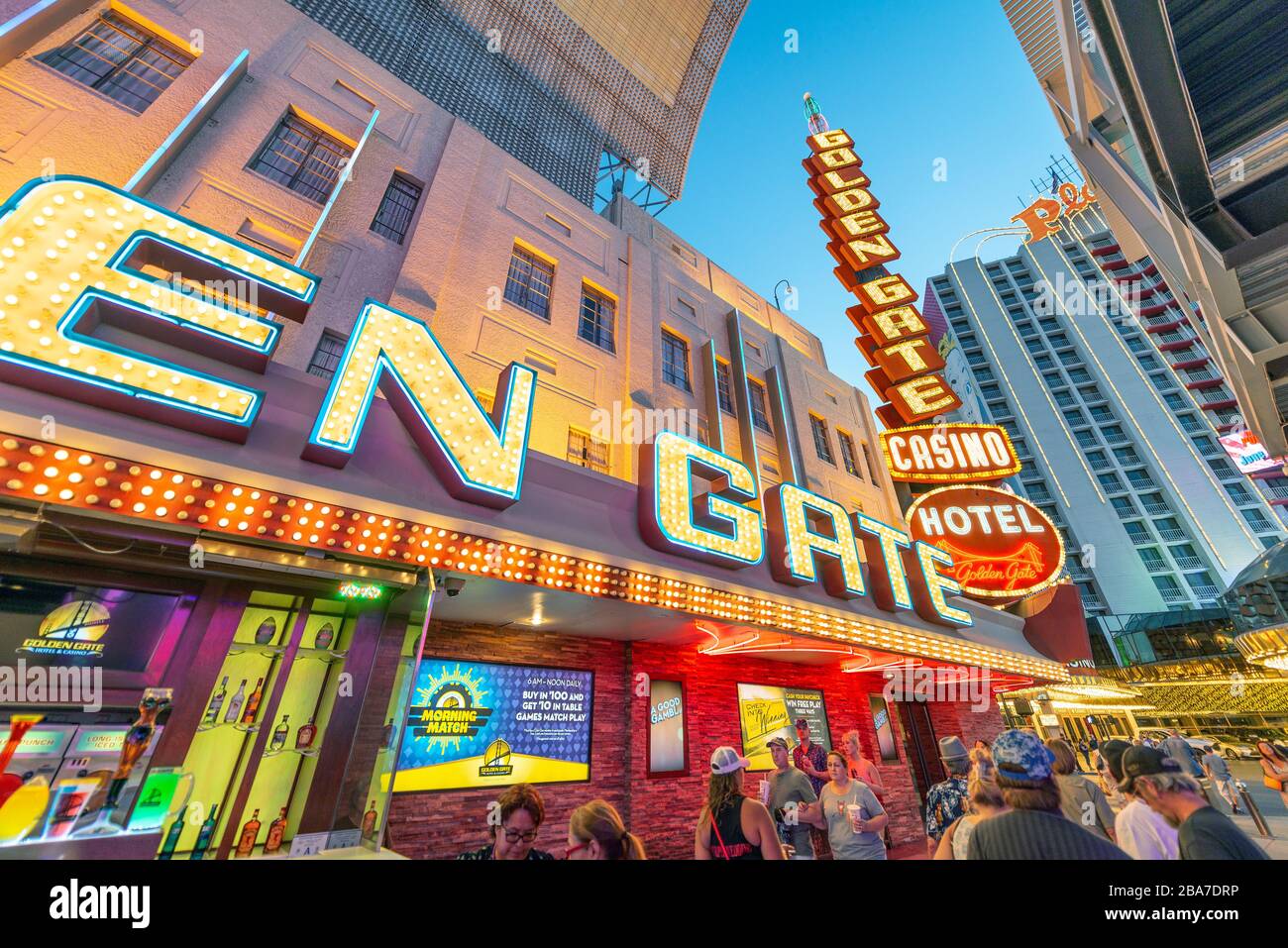 LAS VEGAS, NV - 29 JUIN 2018 : lumières et vie nocturne du centre-ville de Las Vegas près de Fremont Street. C'est la deuxième rue la plus célèbre de la ville. Banque D'Images