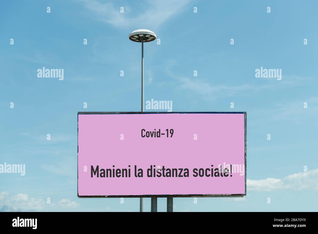 Un panneau routier avec des recommandations de comportement contre Covid-19 en langue italienne Banque D'Images