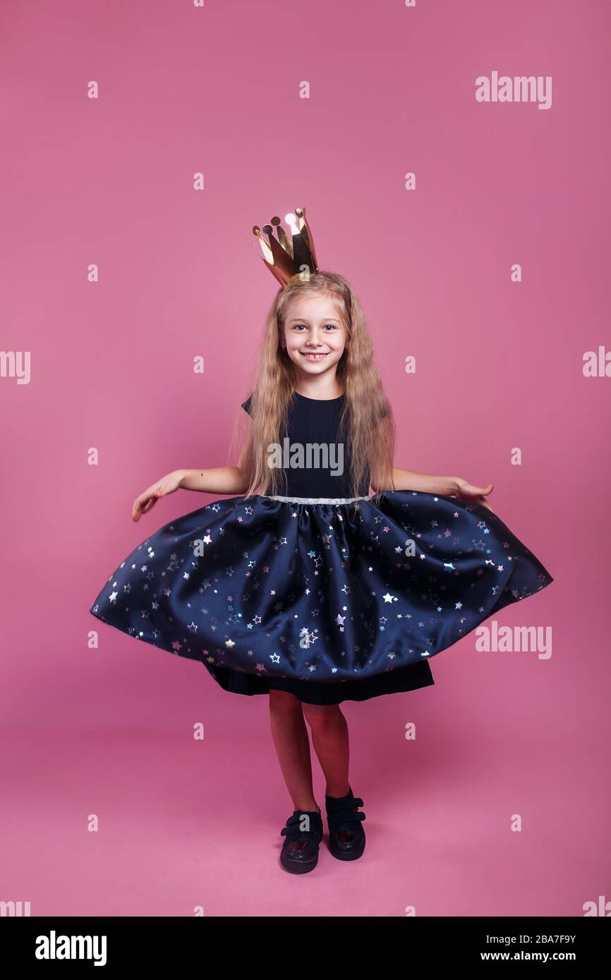Bonne fête d'anniversaire. Petite fille en robe princesse et couronne sur  fond rose Photo Stock - Alamy
