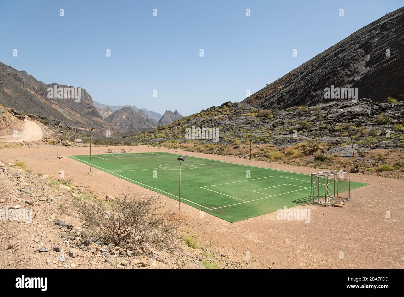 Un terrain de football en gazon artificiel dans les montagnes Al-Hajar près de Balad Sayt en Oman. Banque D'Images