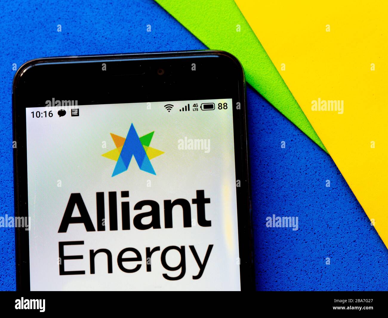 Dans cette illustration photo, le logo alliant Energy Corp. Est affiché sur un smartphone Banque D'Images