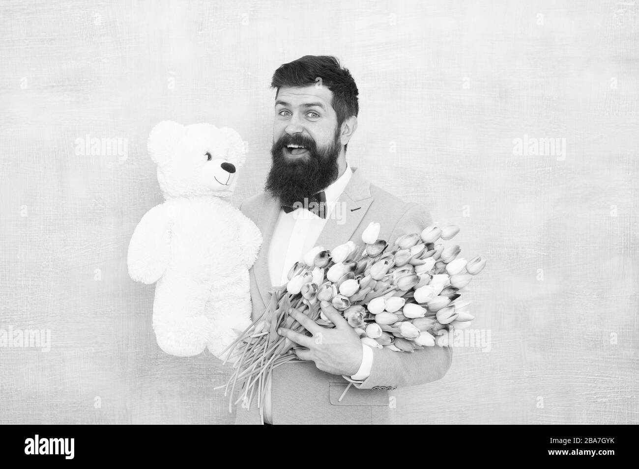 Heureux Et Amoureux Gentleman Faire Surprise Romantique Pour Elle Monsieur Cadeau Romantique Voeux D Anniversaire Joyeux Anniversaire Mon Amour Costume Homme Barbu Homme Noeud Papillon Maintenez L Ours En Peluche Et Bouquet Photo Stock