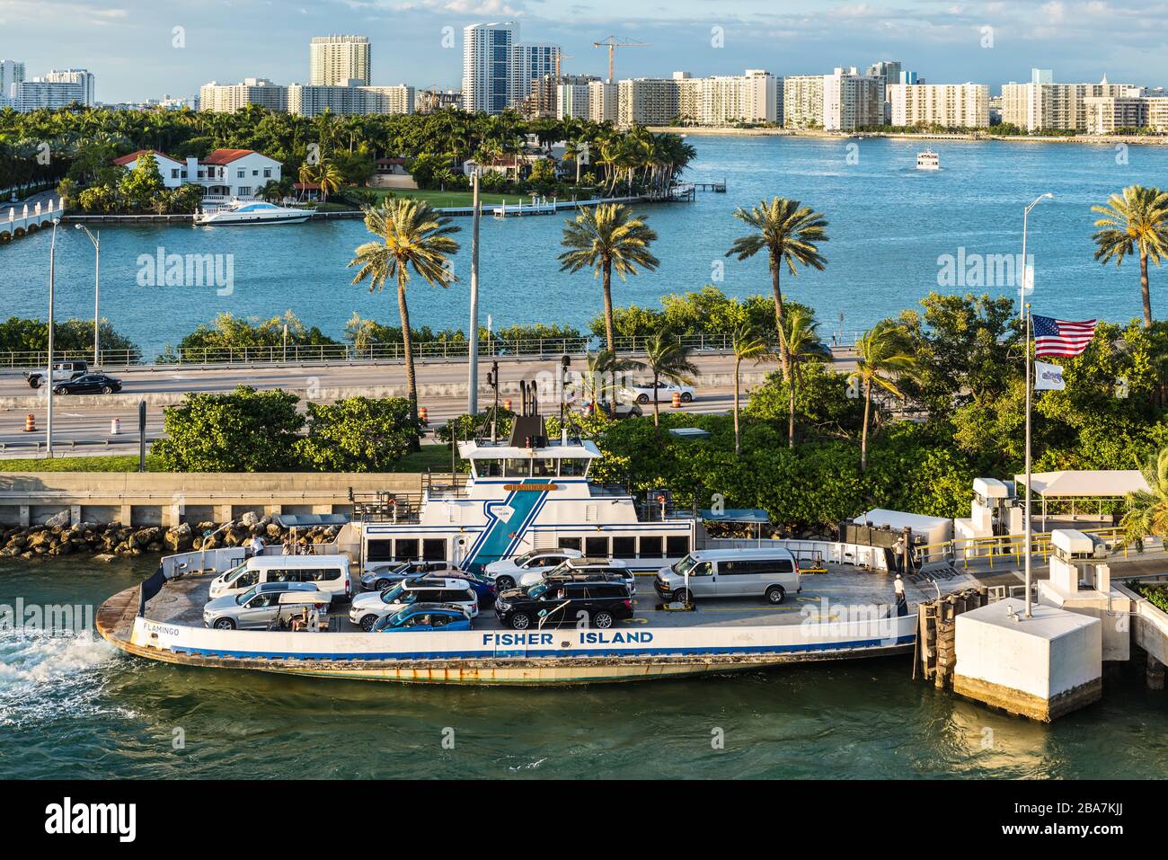 Miami, FL, United States - 20 Avril 2019 : Avis de MacArthur Causeway et le traversier de l'Île Fisher à Biscayne Bay à Miami, Floride, États-Unis d' Banque D'Images