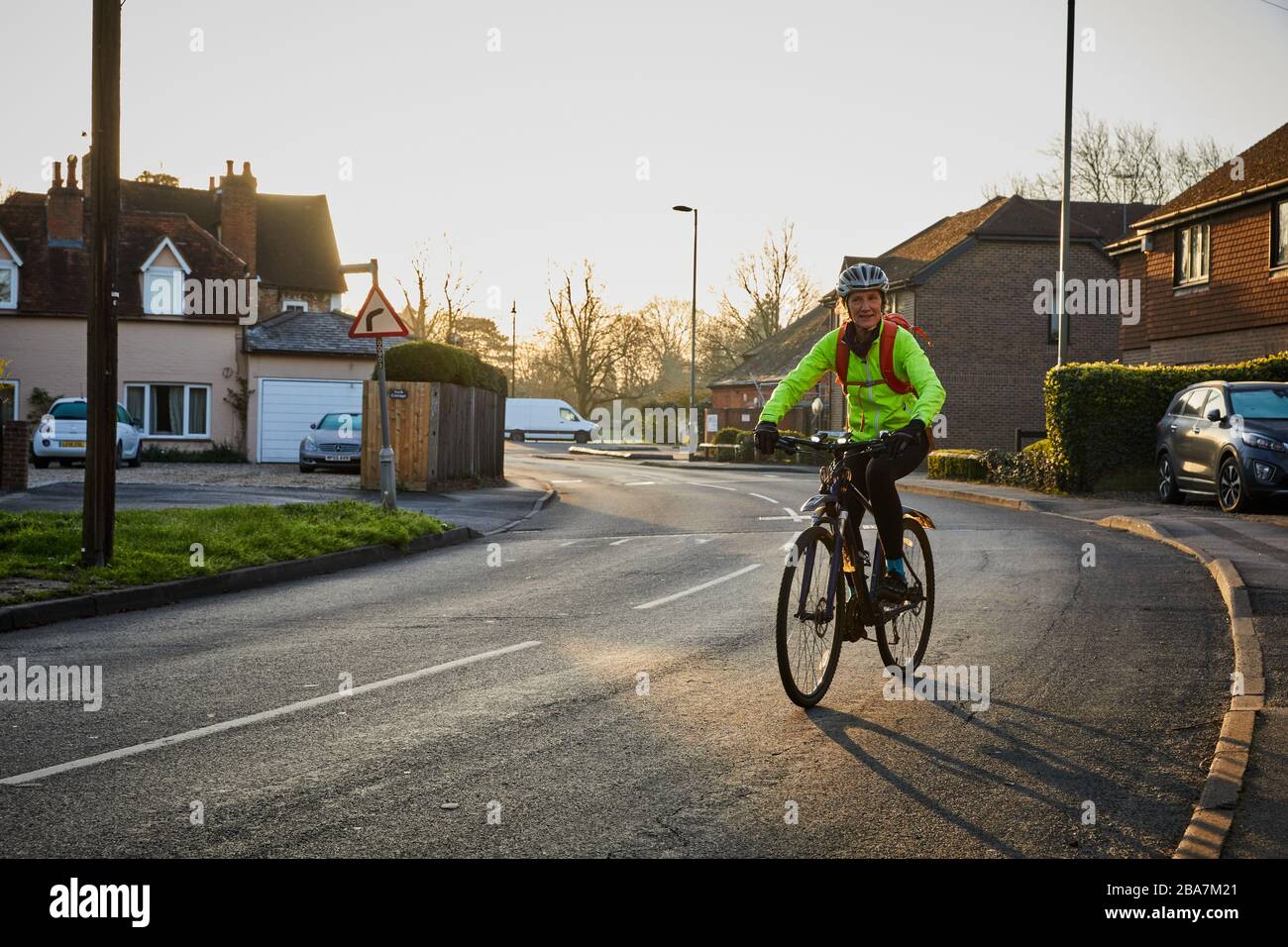 Chertsey, Surrey, Royaume-Uni. Mardi 24 mars 2020. Une infirmière se met à travailler le premier matin du maintien au Royaume-Uni pendant la pandémie COVID-19. Banque D'Images
