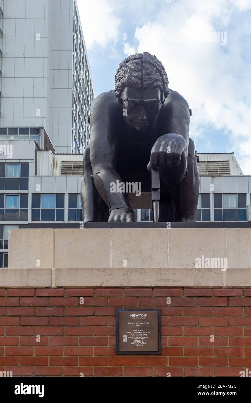 Londres, Royaume-Uni, 18 octobre 2019 - Newton, après William Blake sur le parcours de la British Library, Londres - une sculpture en bronze Sir Eduardo Paolozzi de 1995 de Sir Isaac Newton, basée sur un imprimé William Blake appelé Newton Banque D'Images