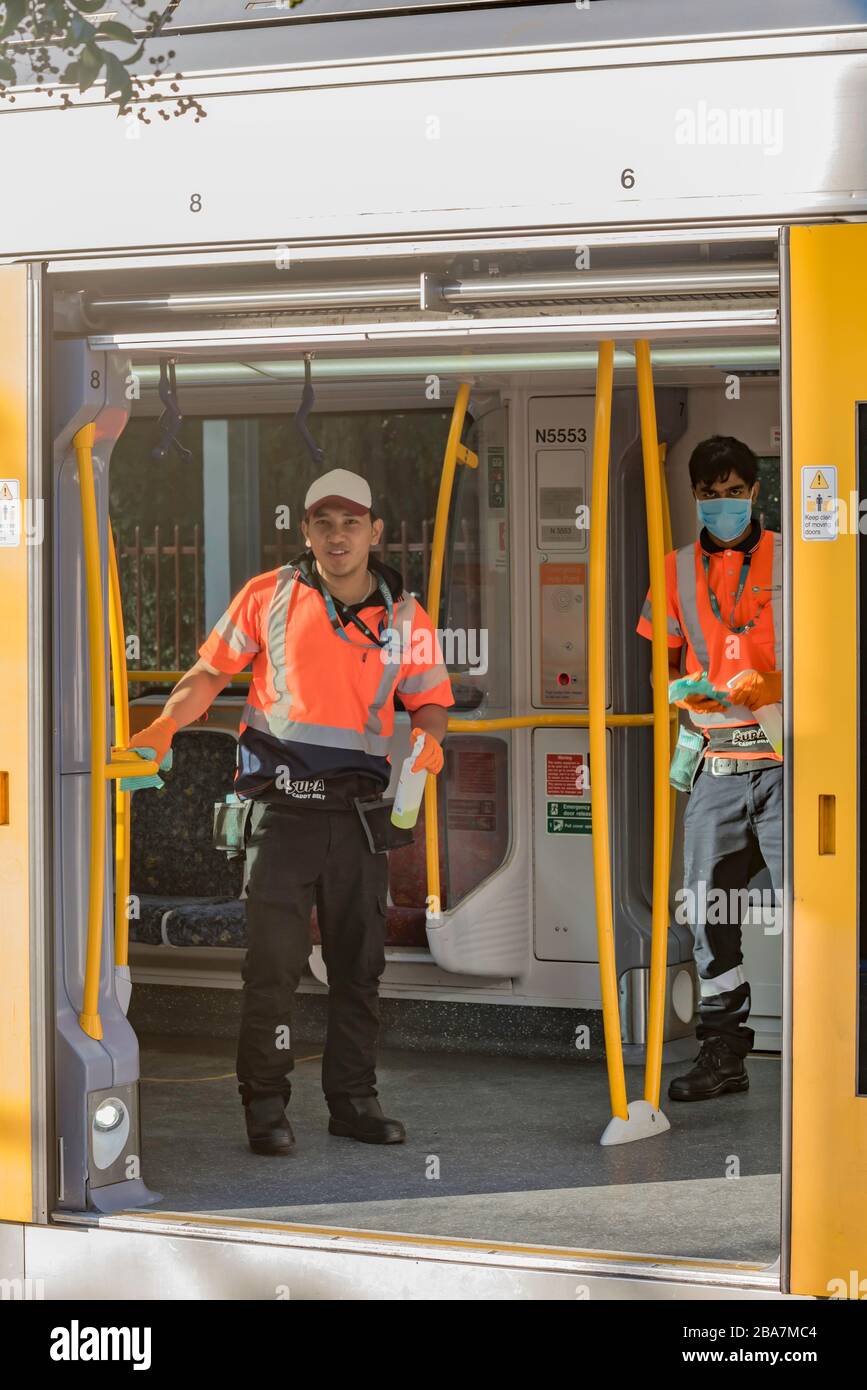 Sydney, Australie, 26 mars 2020: 17.55 sur une gare normalement animée de Gordon sur la rive nord de Sydney et ce train est presque vide. Les trains de Sydney ont employé des nettoyeurs et des régimes de nettoyage supplémentaires pour aider à protéger les voyageurs, mais avec les magasins et les bureaux qui ferment en masse peu bénéficient des trains impeccables. Banque D'Images