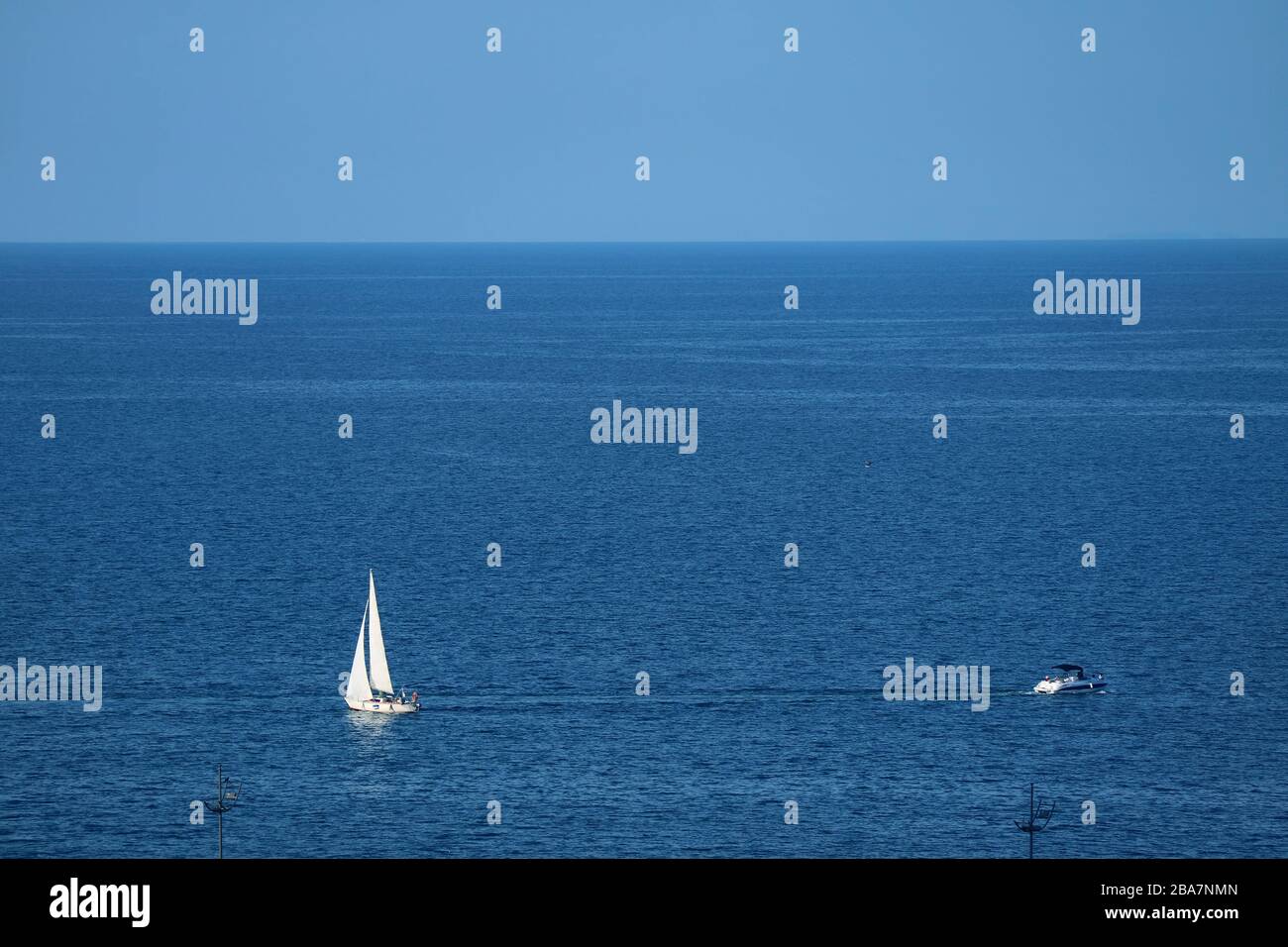 Vue aérienne des voiliers blancs sur la mer bleue avec espace de copie Banque D'Images
