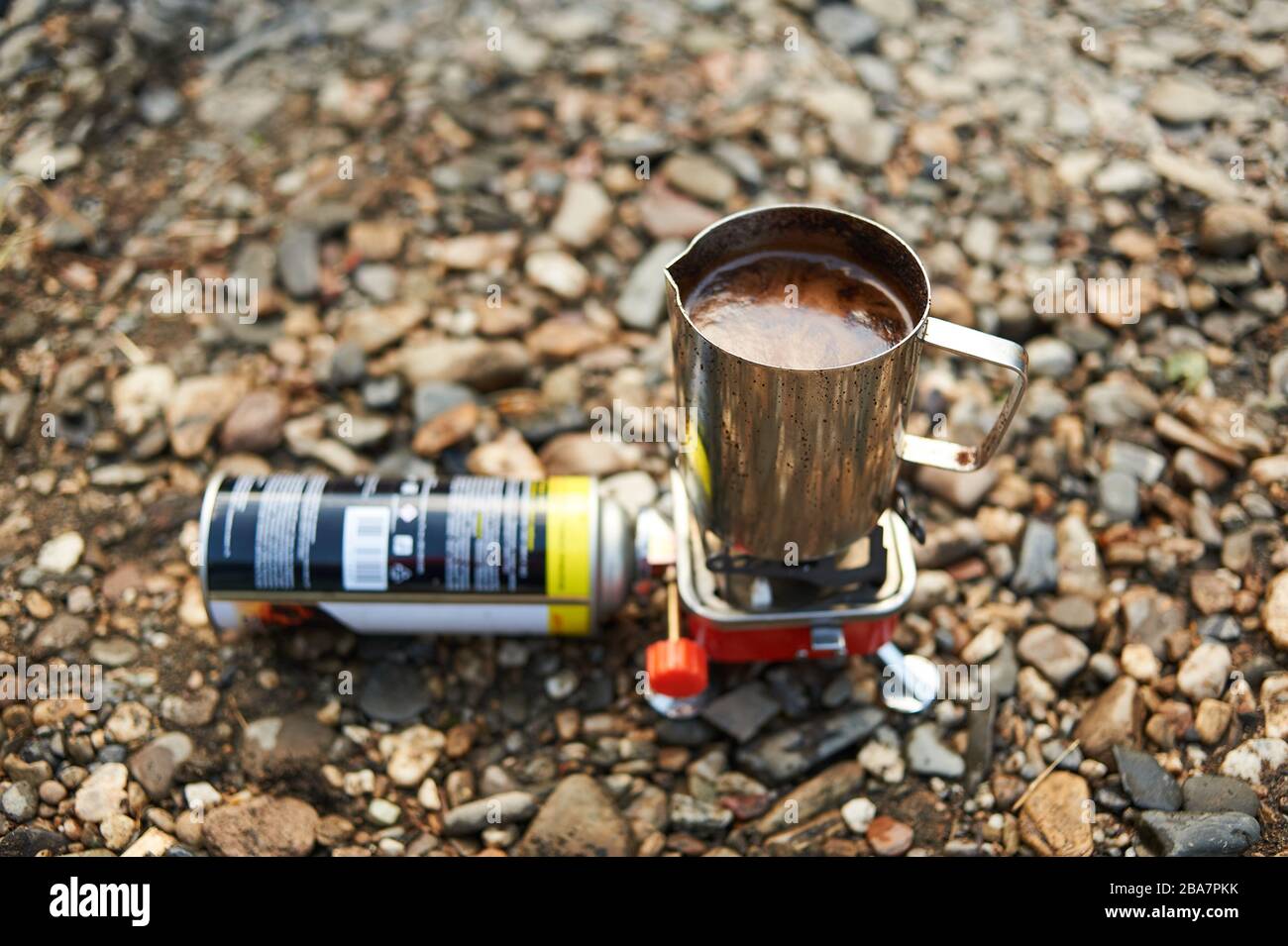 Photographie de style de vie. Faire du café avec des conditions de camping dans la nature. Concept Coffeemania Banque D'Images