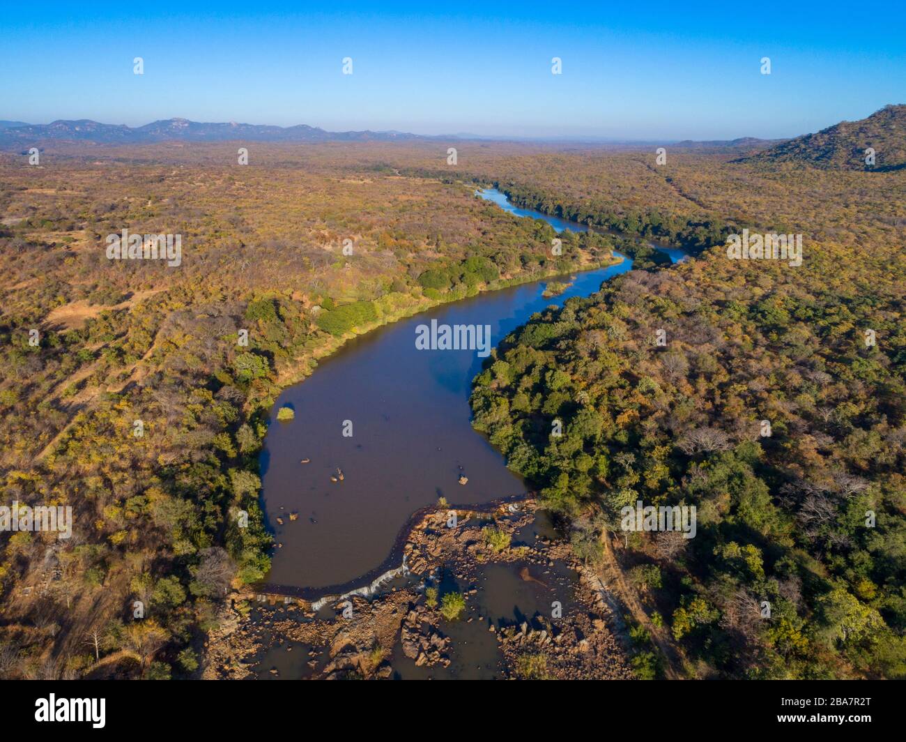 Vue aérienne de la rivière Mazowe dans le parc national du Zimbabwe Umfurudzi. Banque D'Images