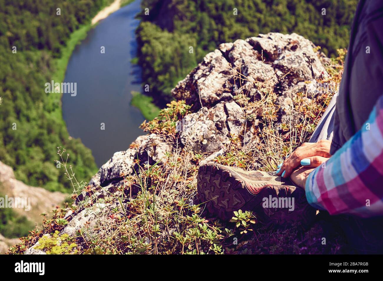 Photographie de style de vie. Paysage charmant, vue de la montagne à la rivière. Concept de tourisme, camping Banque D'Images