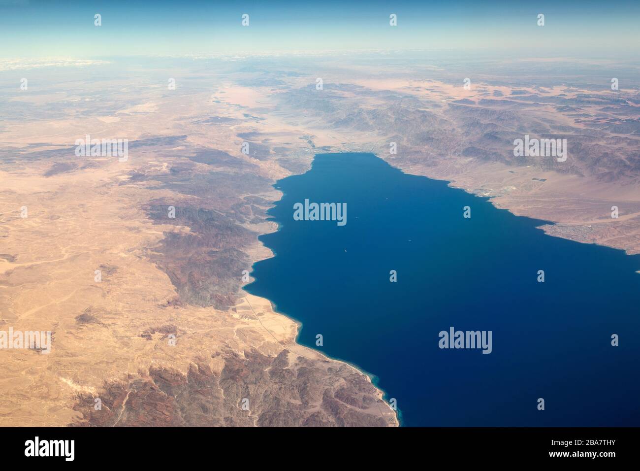 Photo aérienne du haut du golfe d'Aqaba, montrant la ville d'Aqaba et ses environs. Banque D'Images