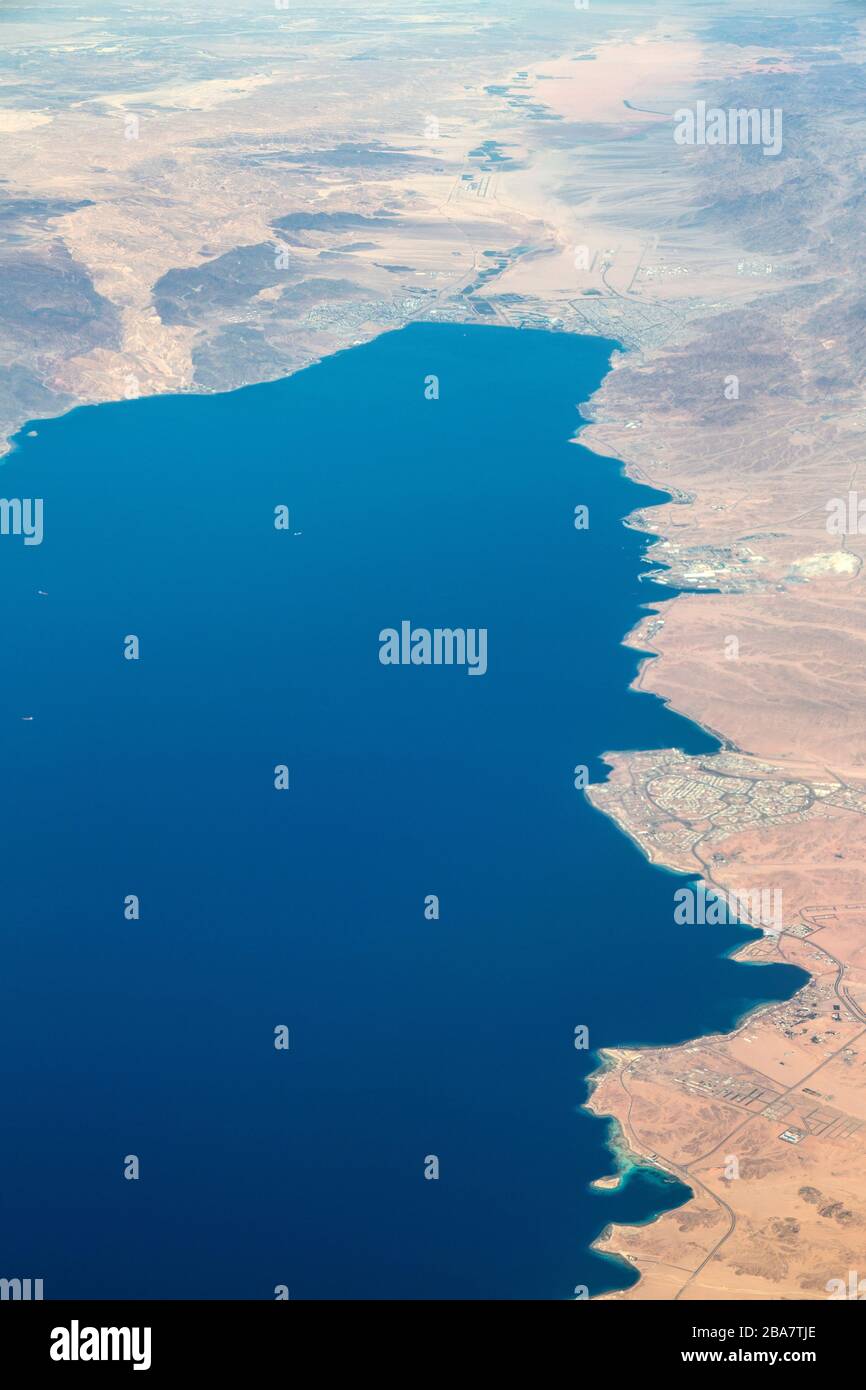 Photo aérienne du haut du golfe d'Aqaba, montrant la ville d'Aqaba et ses environs. Banque D'Images