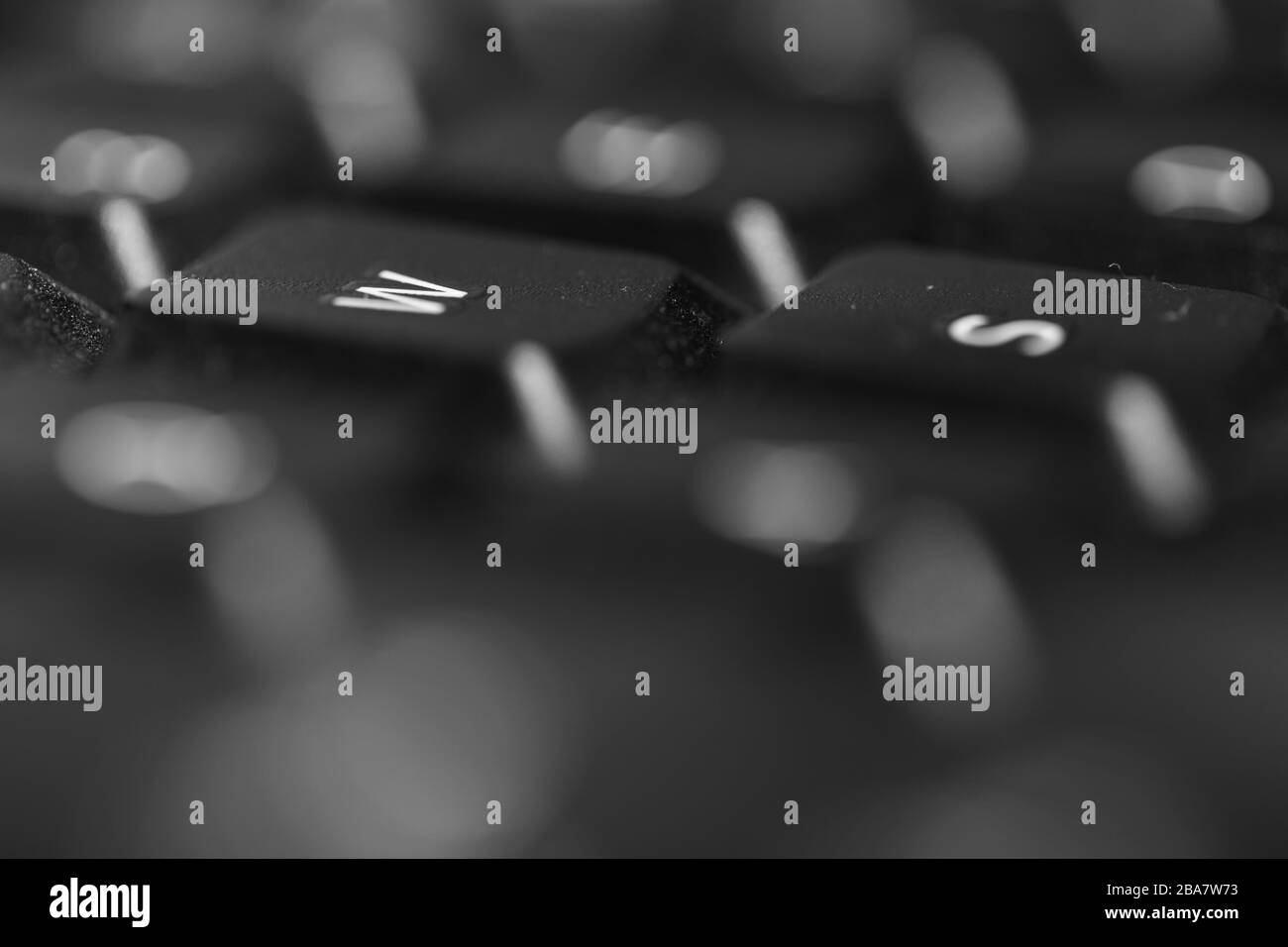 Clavier d'ordinateur noir avec mise au point sur les boutons W et S. Banque D'Images