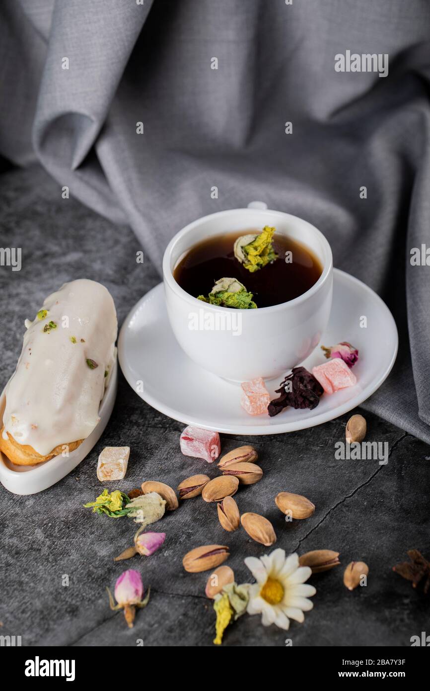 Thé gris Earl avec lokum, dessert laiteux et pistaches Banque D'Images