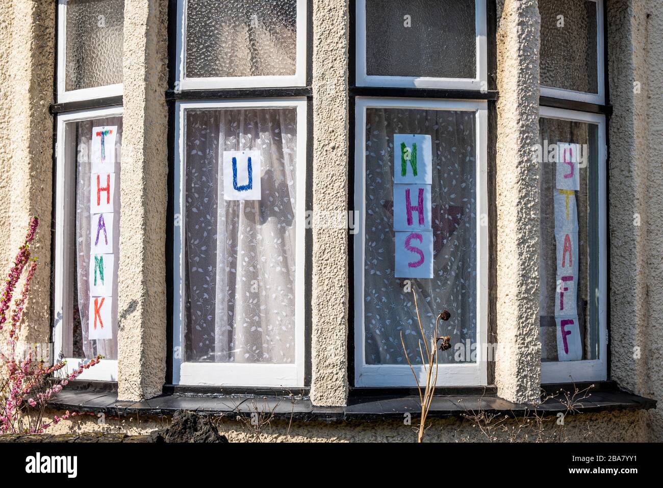 Westcliff on Sea, Essex, Royaume-Uni. 26 mars 2020. Une maison dans une rue près de l'hôpital Southend affiche un message dans la fenêtre remerciant le personnel du Service national de santé. La route est fréquemment utilisée par les ambulances de l'hôpital NHS Banque D'Images