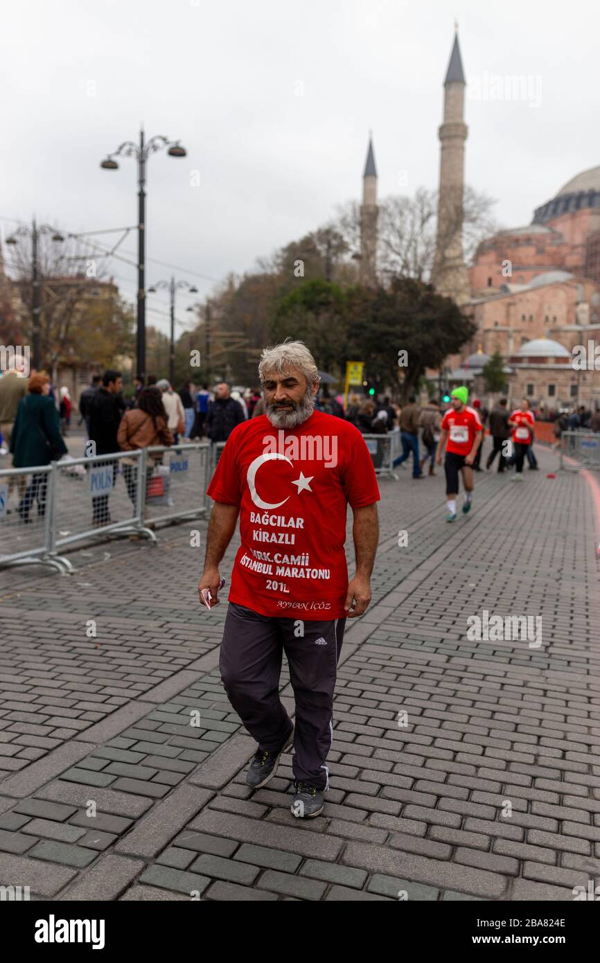 Homme âgé au marathon d'Istanbul Banque D'Images Homme âgé au marathon d'Istanbul Banque D'Images