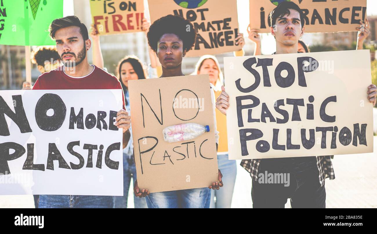 Groupe de manifestants millénaires sur la route, les jeunes de différentes cultures et races luttent pour la pollution plastique et le changement climatique - Global Warm Banque D'Images