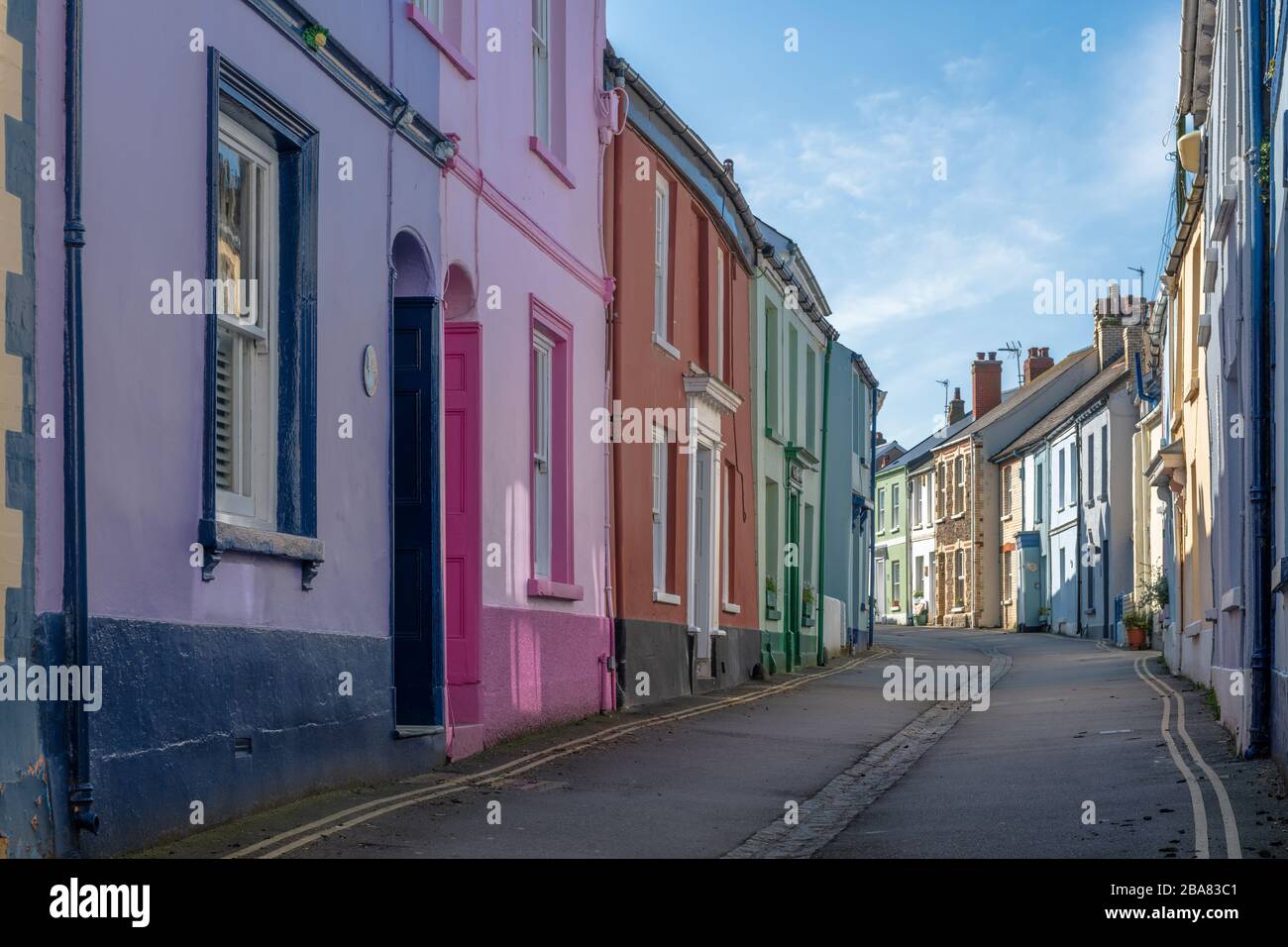 Les pittoresques petites maisons colorées sur la rue Irsha dans le village de bord de mer de North Devon d'Appledore sont un mélange de locations de vacances et de maisons pour lo Banque D'Images
