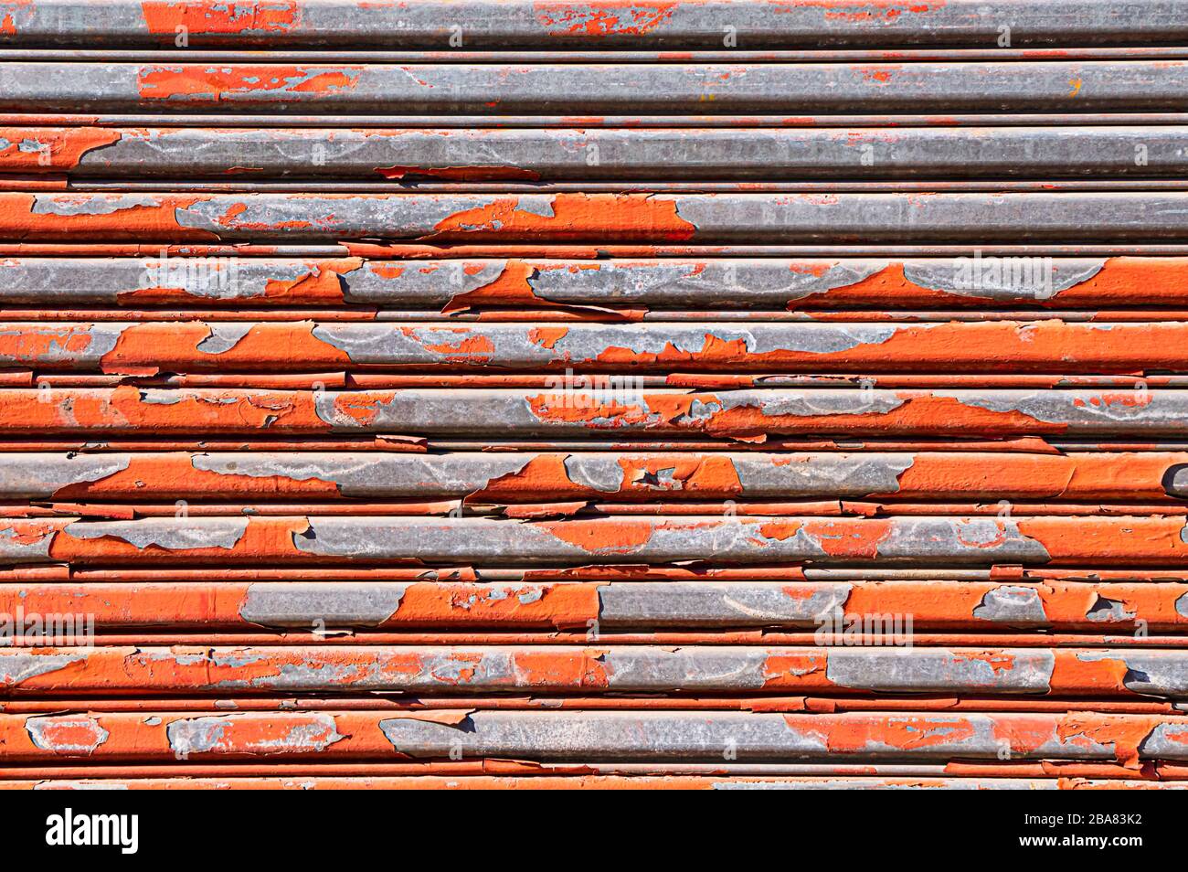 Fond grunge abstrait avec peinture orange rouge tissée. Banque D'Images