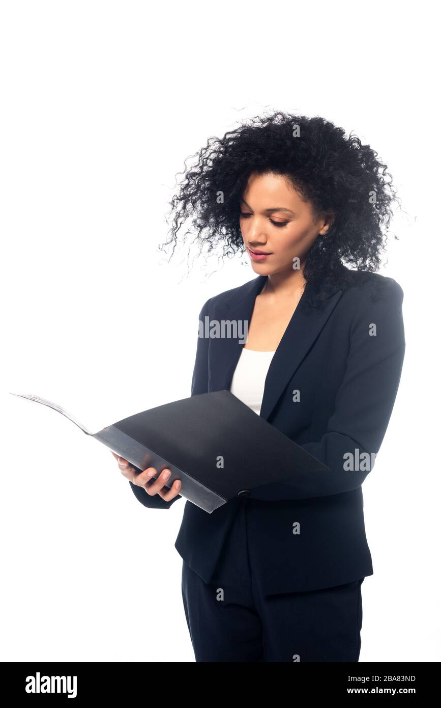 Femme d'affaires afro-américaine regardant le dossier ouvert isolé sur blanc Banque D'Images
