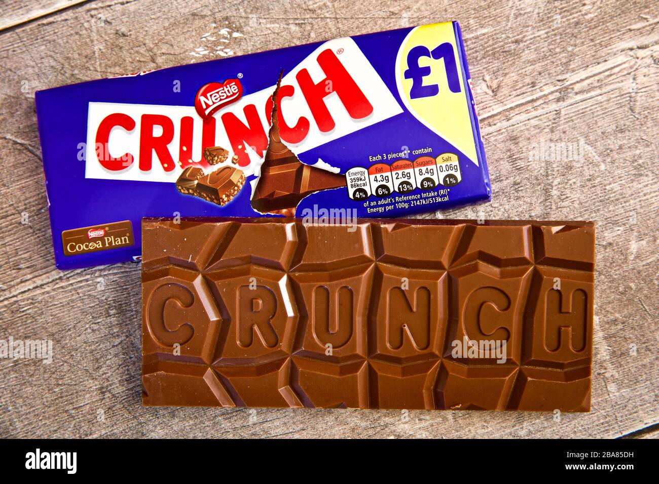 Barre de chocolat au lait Nestle Crunch Photo Stock - Alamy