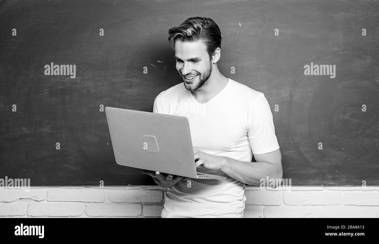 Technologie numérique. Surfer sur Internet. Communications en ligne. Programmation du développement Web. Concept numérique. Les étudiants apprennent le monde numérique. Professeur d'école avec ordinateur portable. Beau homme utilise la technologie moderne. Banque D'Images