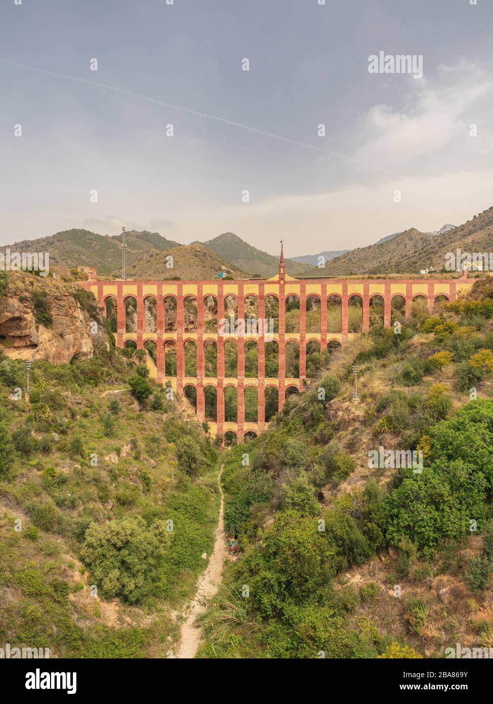 Panorama du paysage historique, Eagle Aqueduct qui s'étend sur le ravin de Cazadores près de Nerja, costa del sol, Espagne Banque D'Images