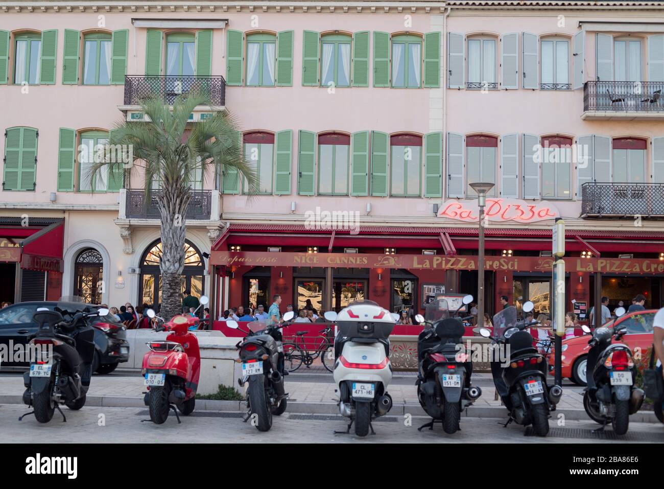 Un groupe de motos stationnées dans la rue Cannes Promenade. Concept moto Travel. Vue sur la rue de Cannes. Banque D'Images