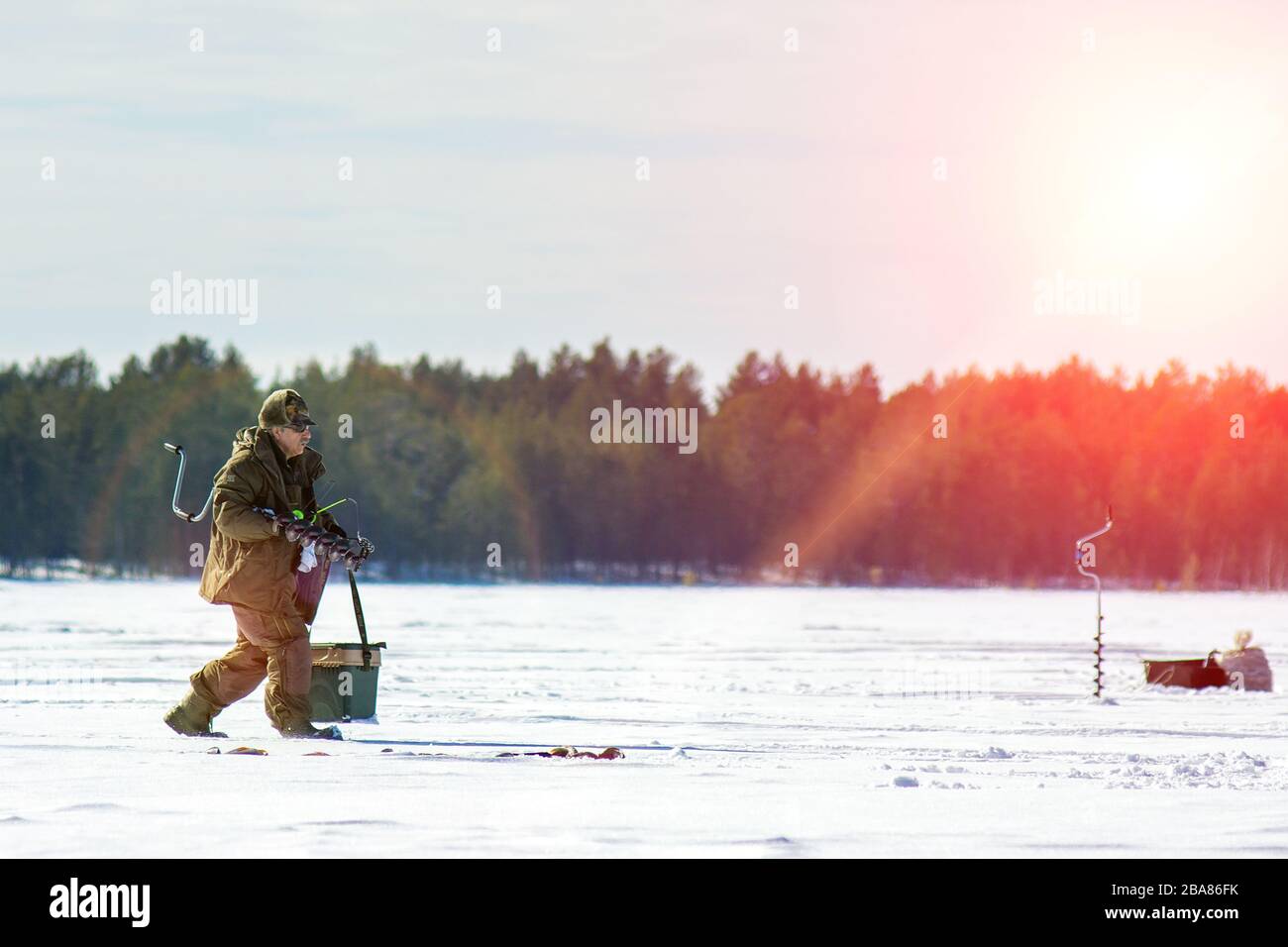 pêche en hiver. Pêche sur glace. Loisirs. Paysage d'hiver. Pêcheur sur la vie de glace Banque D'Images