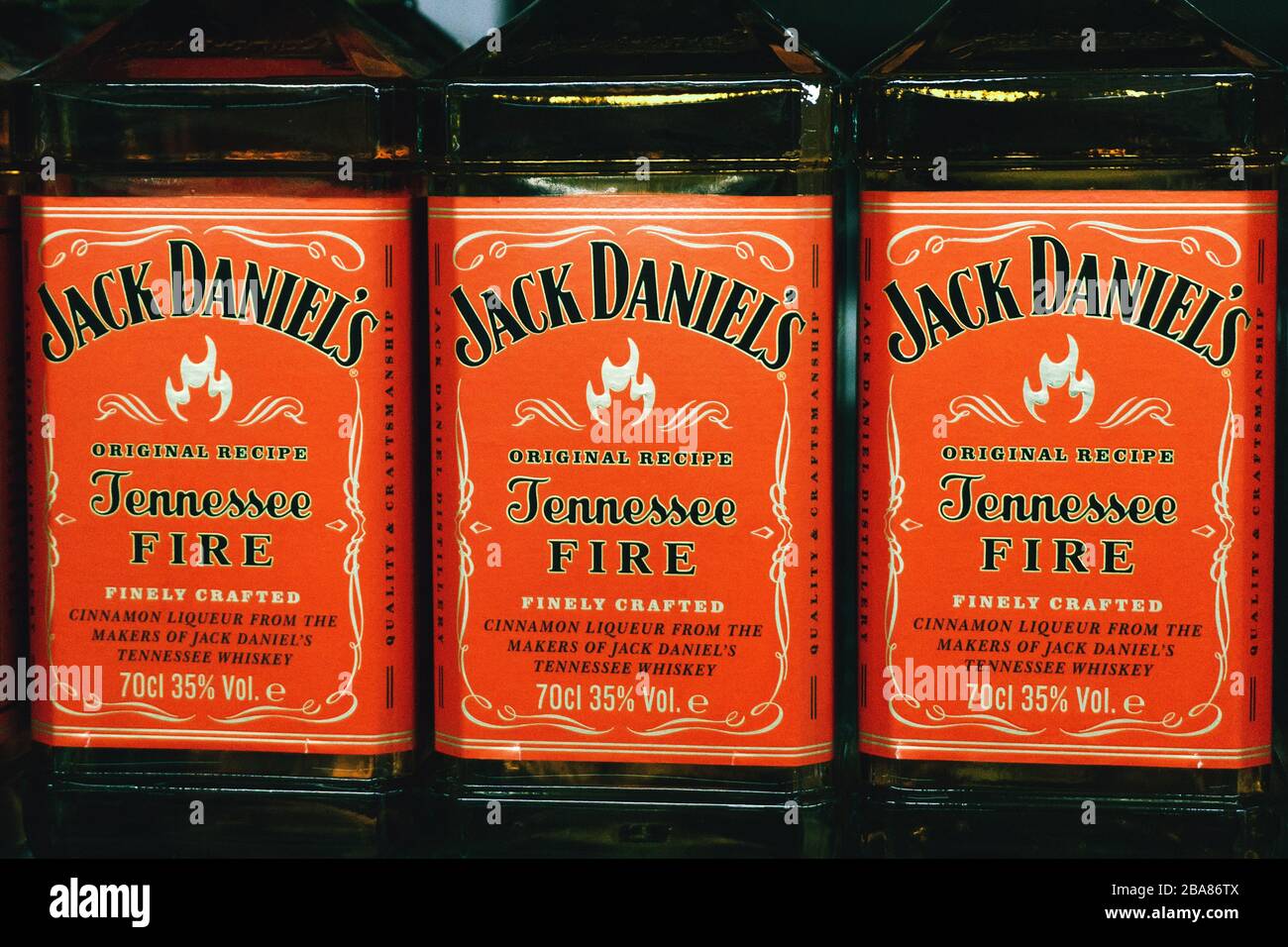 Tyumen, Russie-06 mars 2020: Bouteilles de Jack Daniels Whiskey en vente. Gros plan du logo Banque D'Images