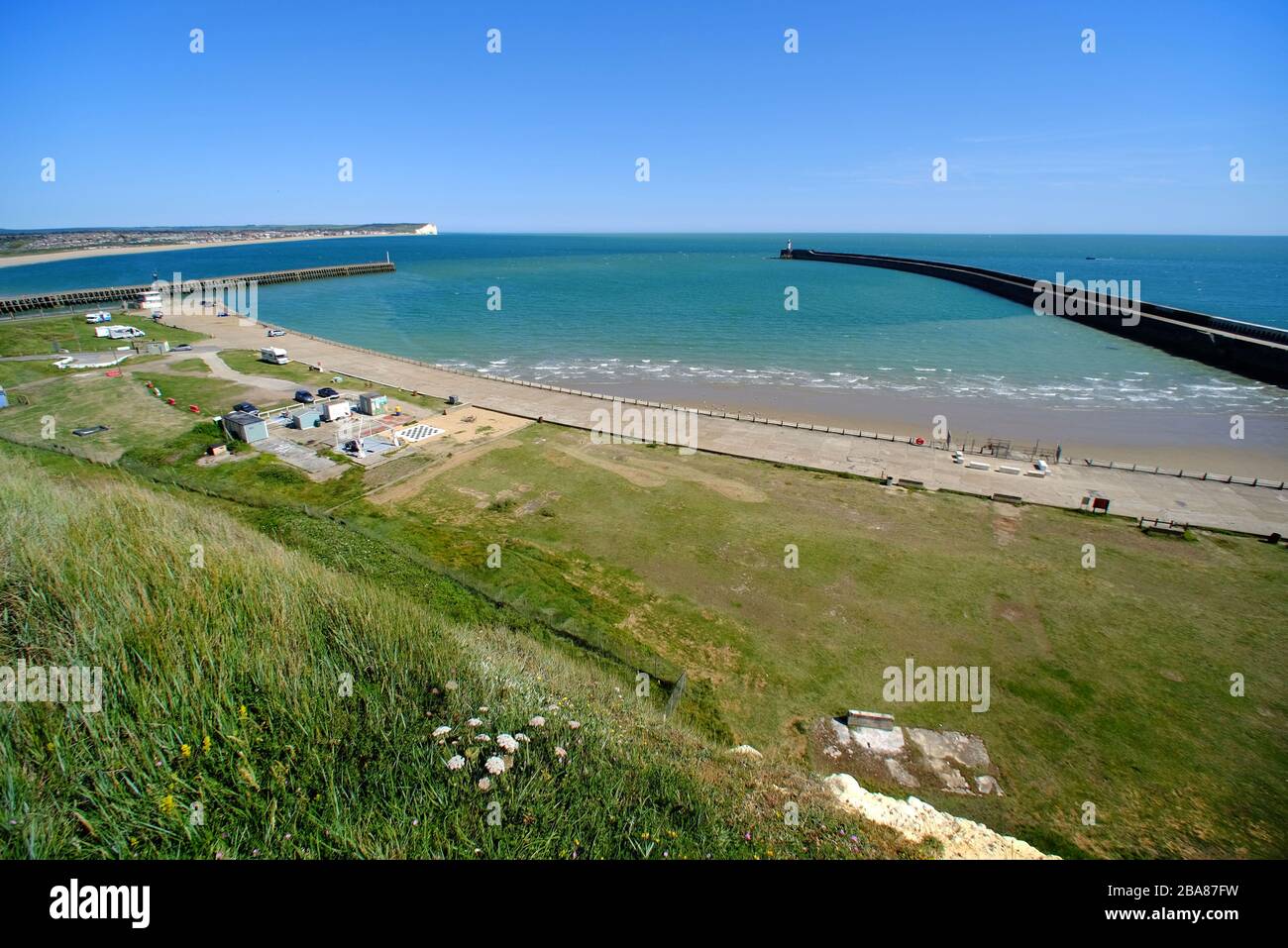 Brise-lames du port de Newhaven et phare du fort de Newhaven, East Sussex, Royaume-Uni Banque D'Images