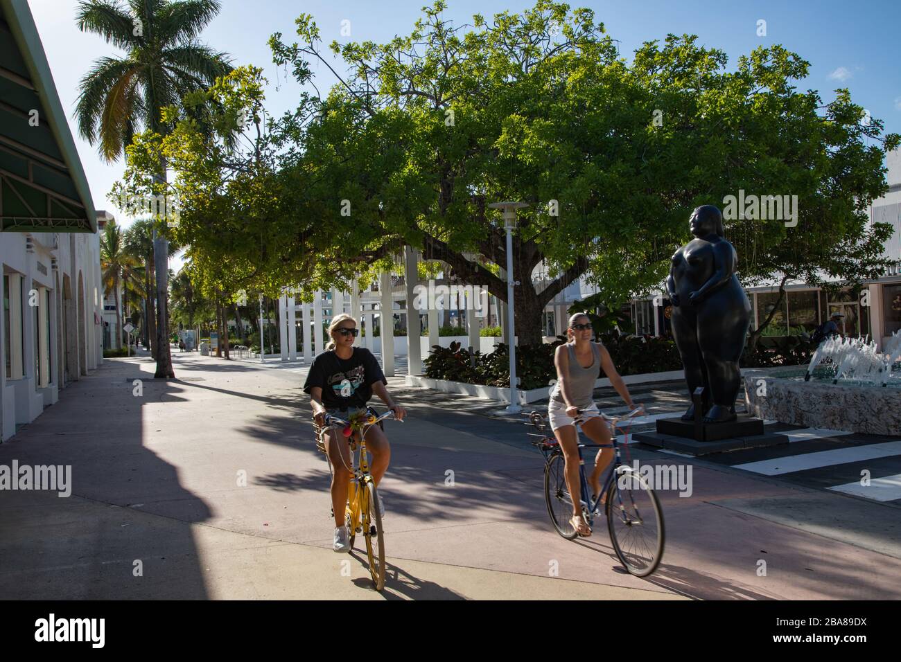 Miami Beach, Floride, États-Unis - 2020/03/23: Pratiquement vide Lincoln Road après la fermeture des affaires, des restaurants et des plages. Les cyclistes prennent la rue pour le loisir Banque D'Images