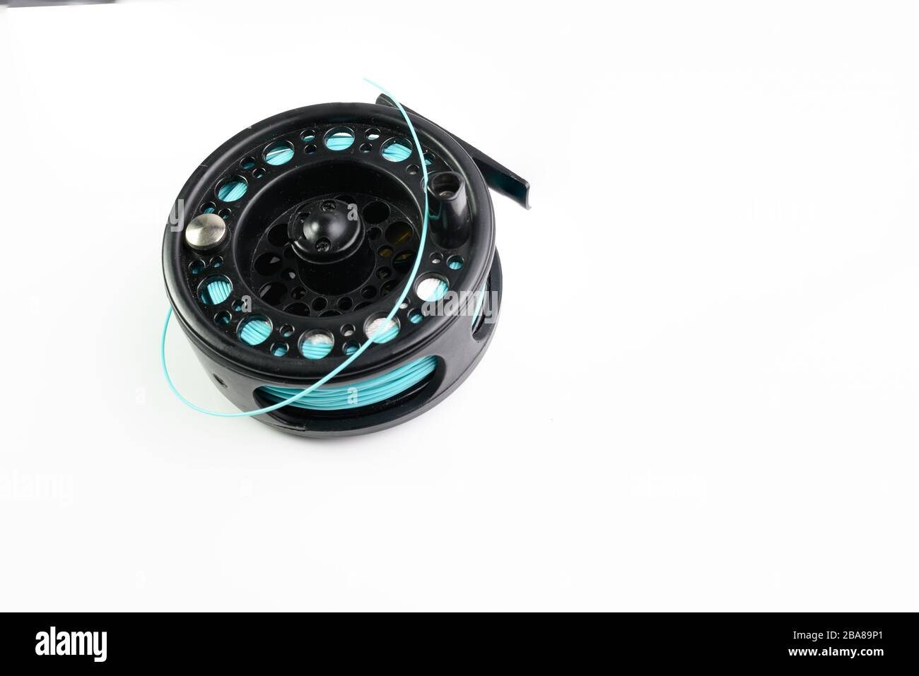 Pêche à la mouche noire bobine et ligne isolée sur un fond blanc avec espace de copie Banque D'Images