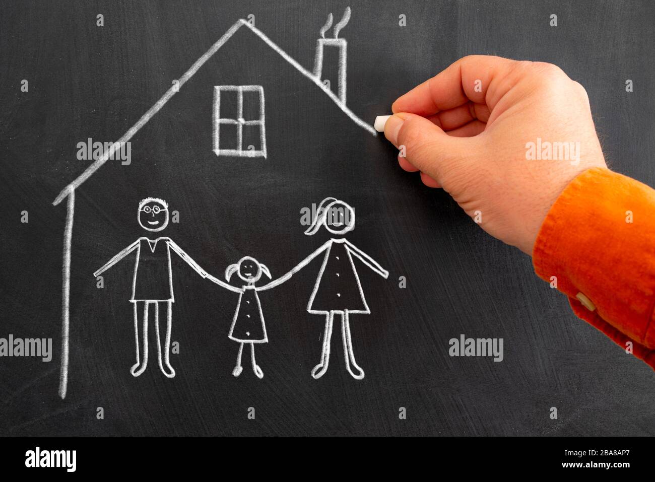 Enseigner à l'enfant, de rester à la maison de manière agréable et de loisirs pour garder la distance sociale. Dessiner à la craie board Banque D'Images Enseigner à l'enfant, de rester à la maison de manière agréable et de loisirs pour garder la distance sociale. Dessiner à la craie board Banque D'Images