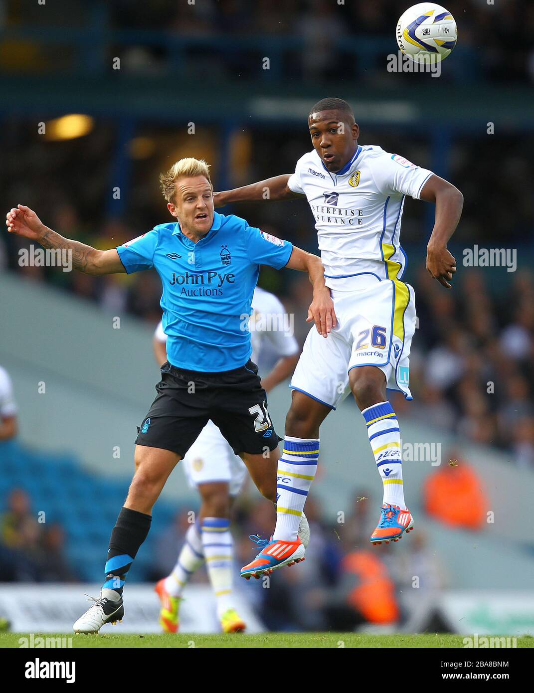 Dominic Poleon de Leeds United (à droite) et James Coppinger de Nottingham Forest en action Banque D'Images