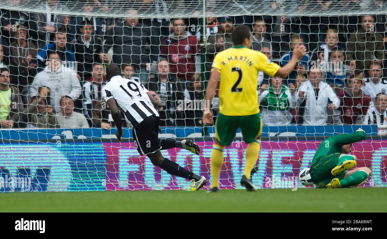 Demba Ba de Newcastle United obtient son premier but de jeu Banque D'Images