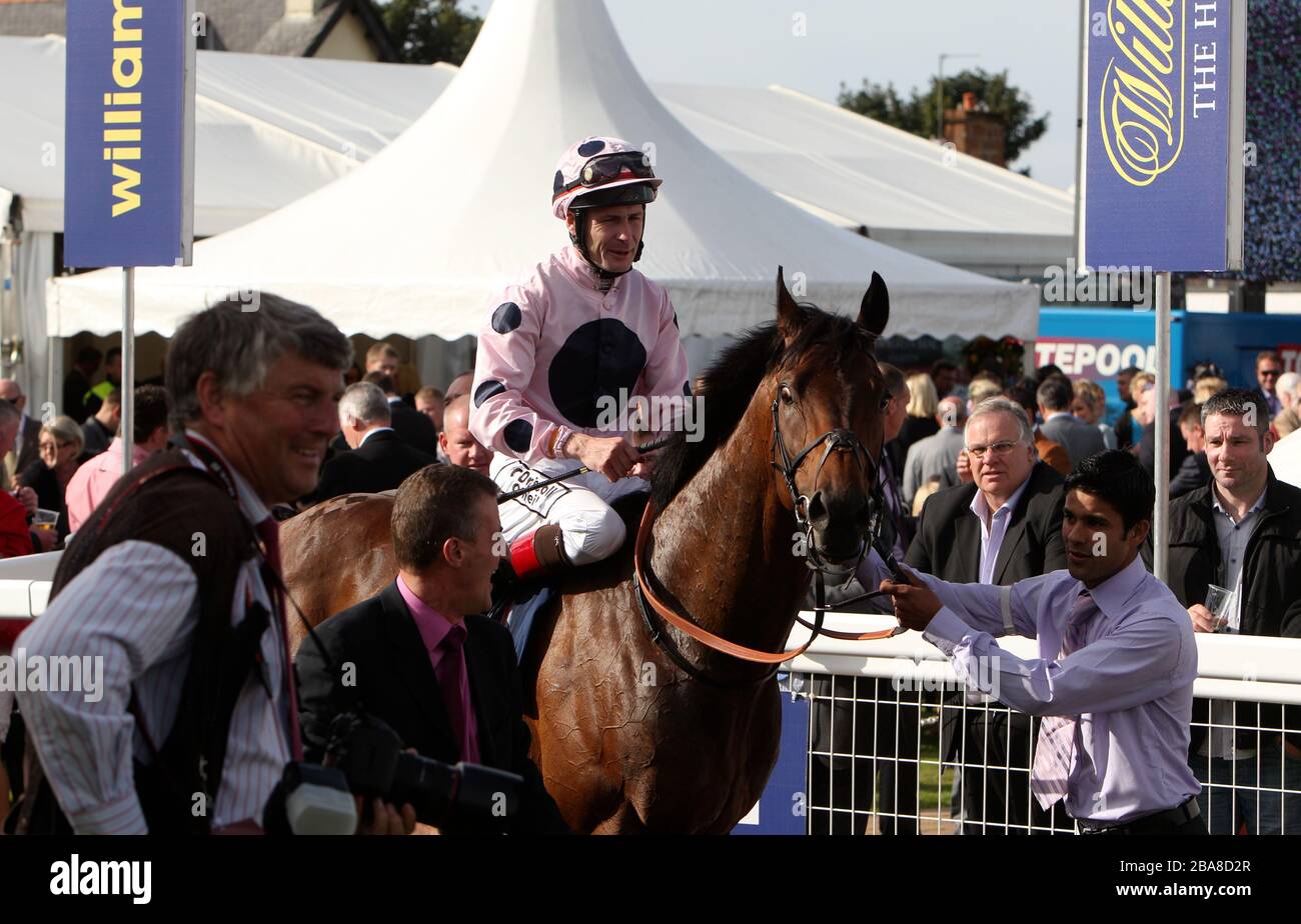 Capitaine Ramius monté par le jockey Pat Smullen, flanqué de l'entraîneur Kevin Ryan après avoir remporté la William Hill Ayr Cold Cup Banque D'Images