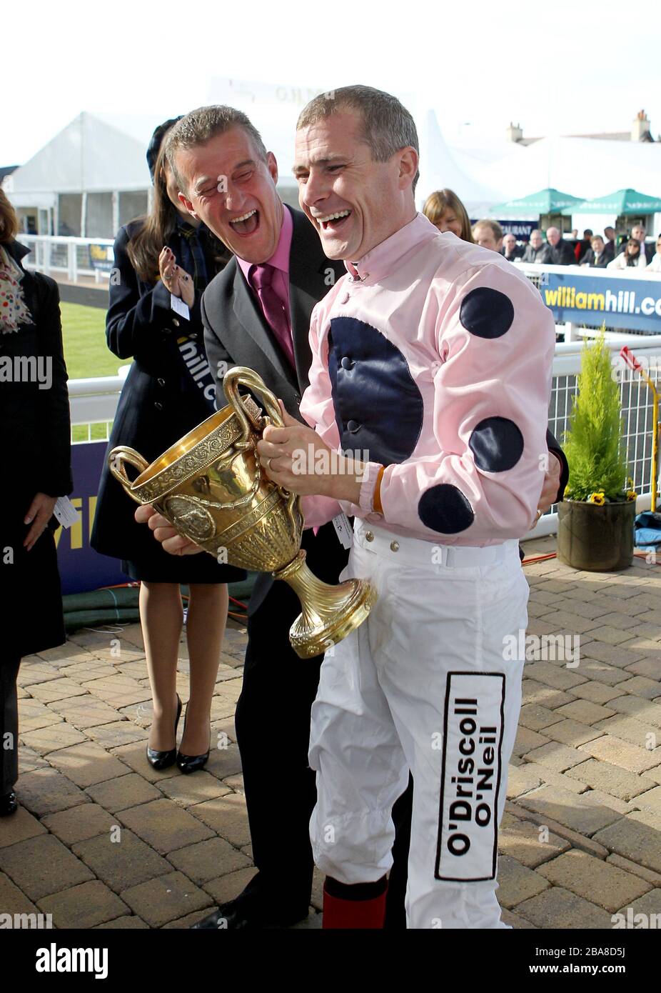 Jockey Pat Smullen (à droite) célèbre avec le trophée et l'entraîneur Kevin Ryan après que le capitaine Ramius remporte la coupe froide William Hill Ayr Banque D'Images Jockey Pat Smullen (à droite) célèbre avec le trophée et l'entraîneur Kevin Ryan après que le capitaine Ramius remporte la coupe froide William Hill Ayr Banque D'Images
